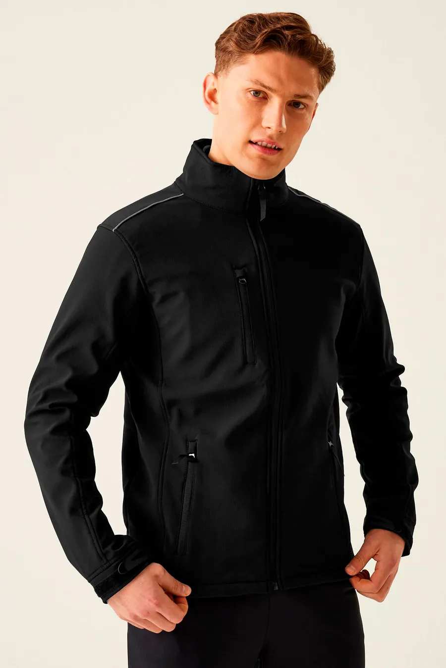 Musta Sandstorm Workwear softshelltakki, jossa pystykaulus, vetoketju ja vetoketjullinen rintatasku.