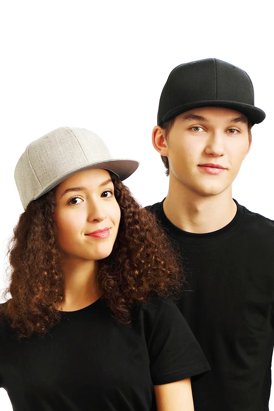 Kaksi henkilöä yllään 6-paneelinen snapback-lippis, jossa suora lippa.