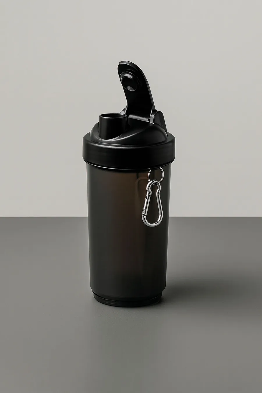 Musta Reily Shaker 800 ml -juomapullo, jossa saranoitu kansi ja karbiinikoukku.