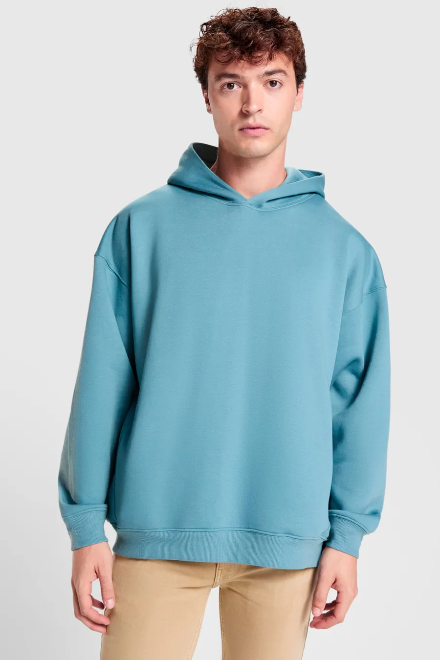 Siniharmaa Oversized Otto -huppari päällä, väljä malli ilman kengurutaskua ja hupun nyöriä.