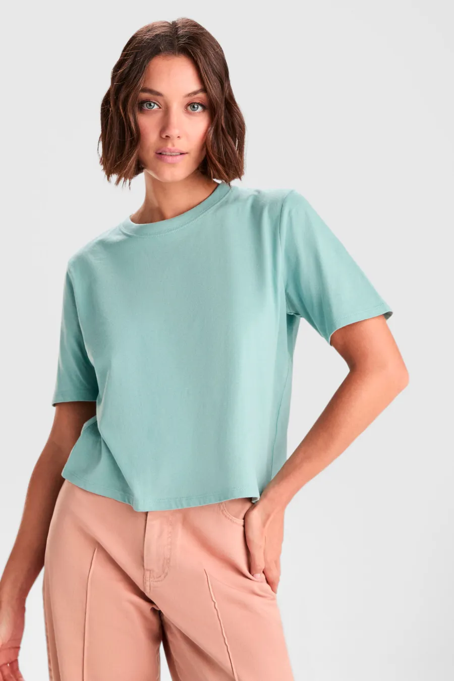 Nainen yllään Dominica Loose Fit -t-paita, lyhyt malli, väri Washed Blue.