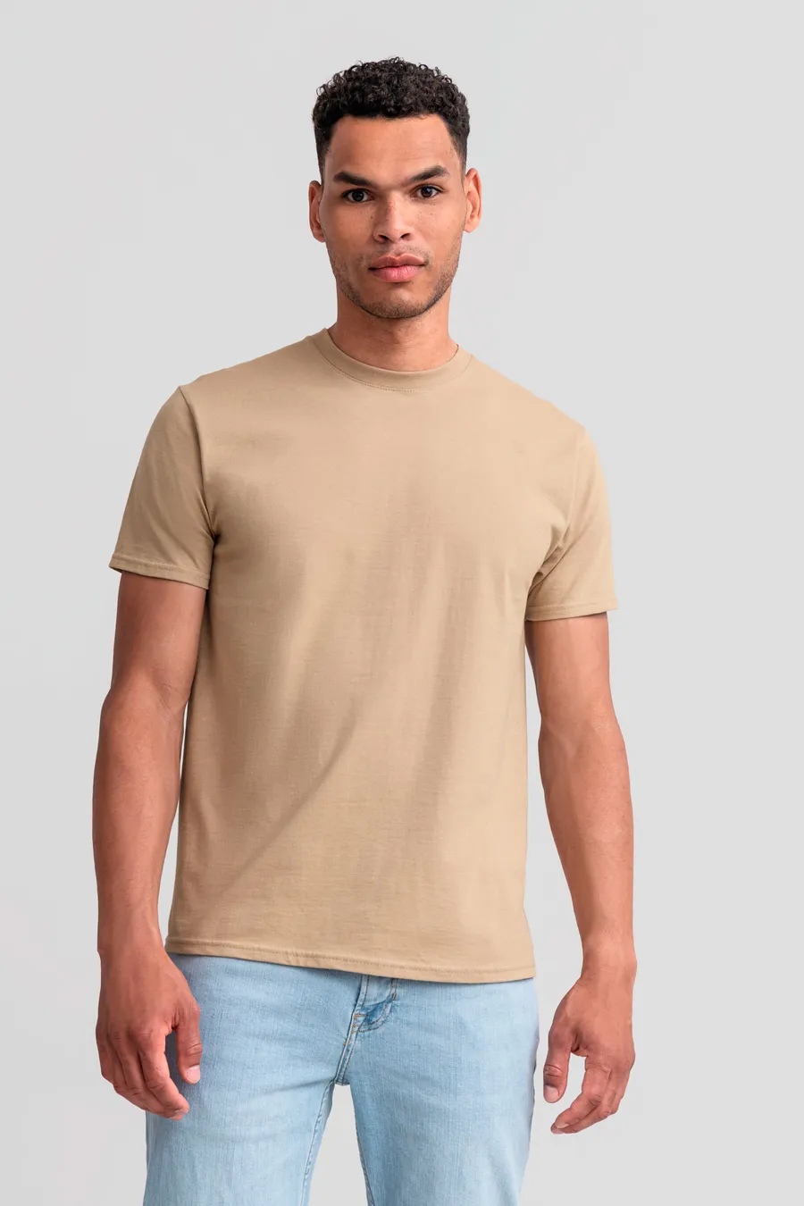 Beige lyhythihainen Authentic Heavyweight -t-paita mallin päällä.