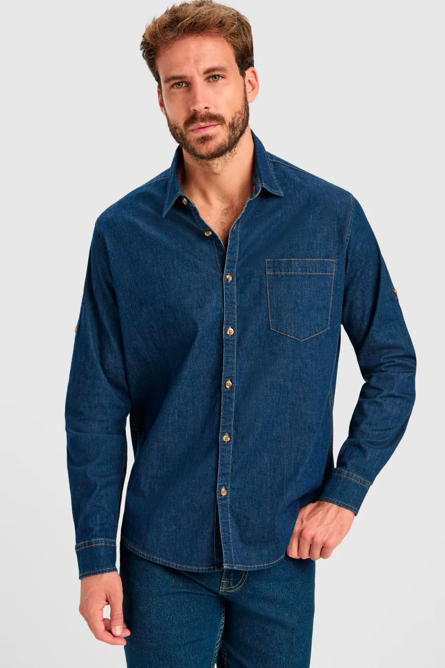 Blue Jeans -värinen Lujan-farkkupaita, jossa rintatasku ja pitkät hihat, miehen päällä.