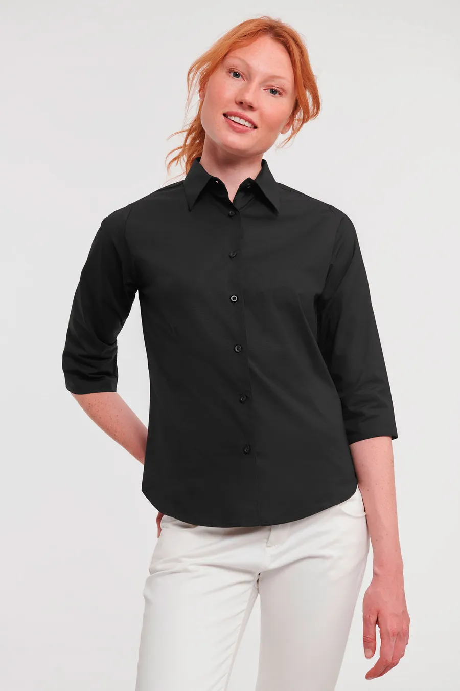 Naisten musta slim-fit-kauluspaita, jossa on ¾-hihat, kaulus ja etunapitus.
