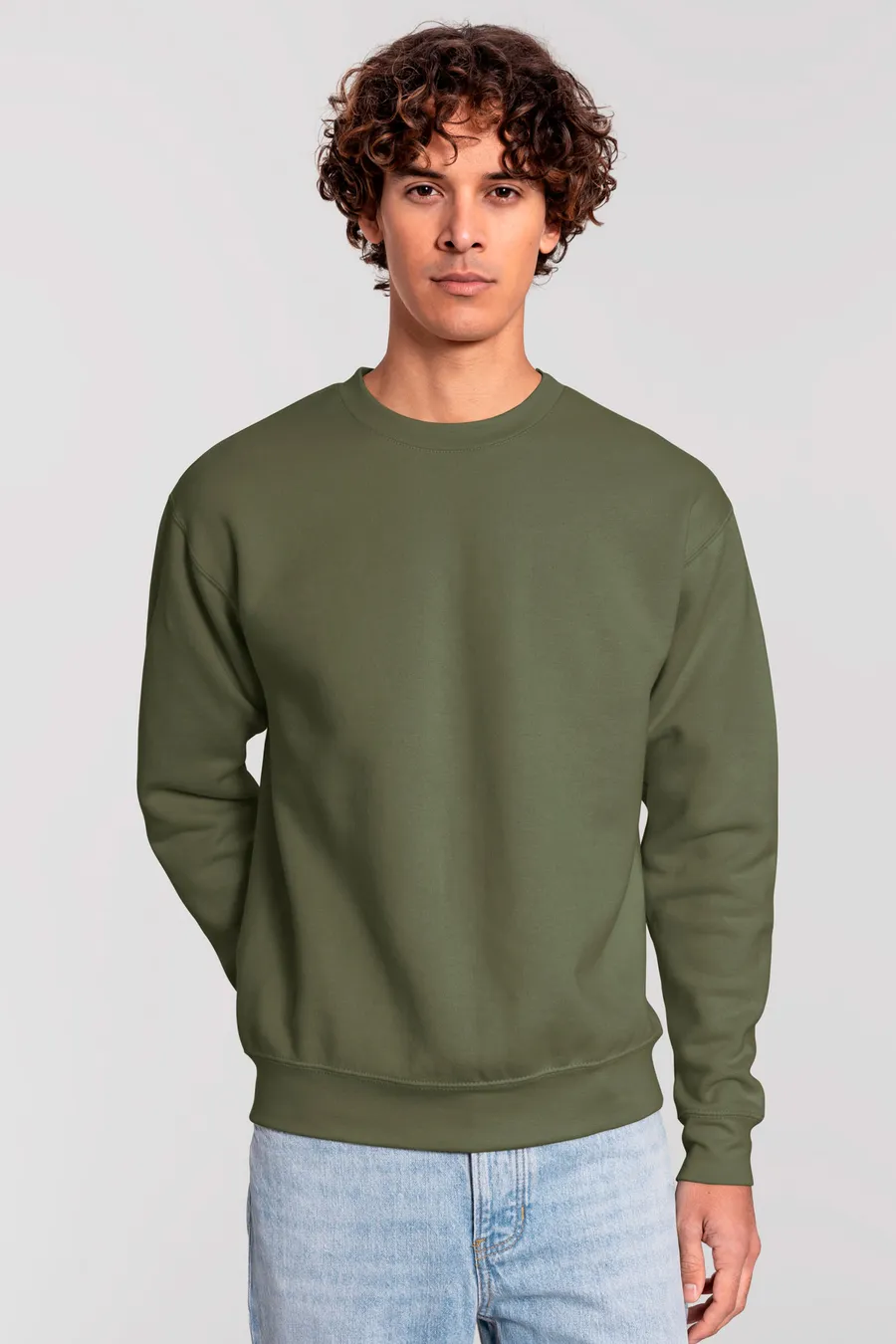 Classic Olive -värinen Fruit of the Loom Iconic Premium collegepaita päällä, pyöreä pääntie ja resorit.