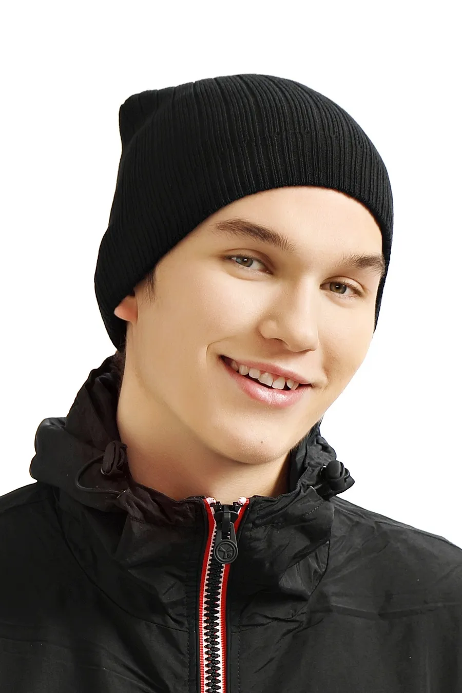 Musta neulottu pipo käännetyllä reunalla mallin päässä.