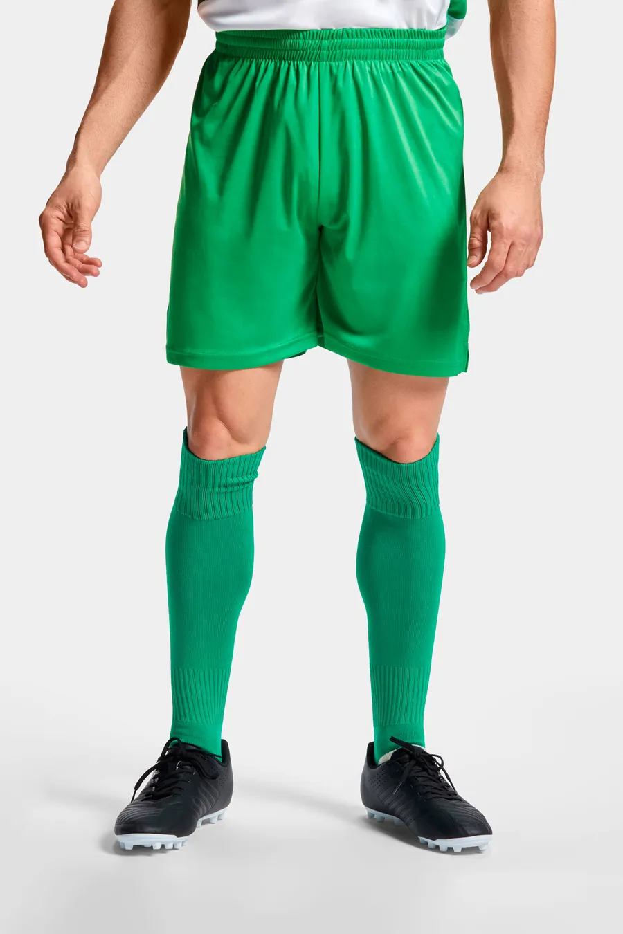 Vihreät Dortmund-urheilushortsit jalassa, edestä kuvattuna.