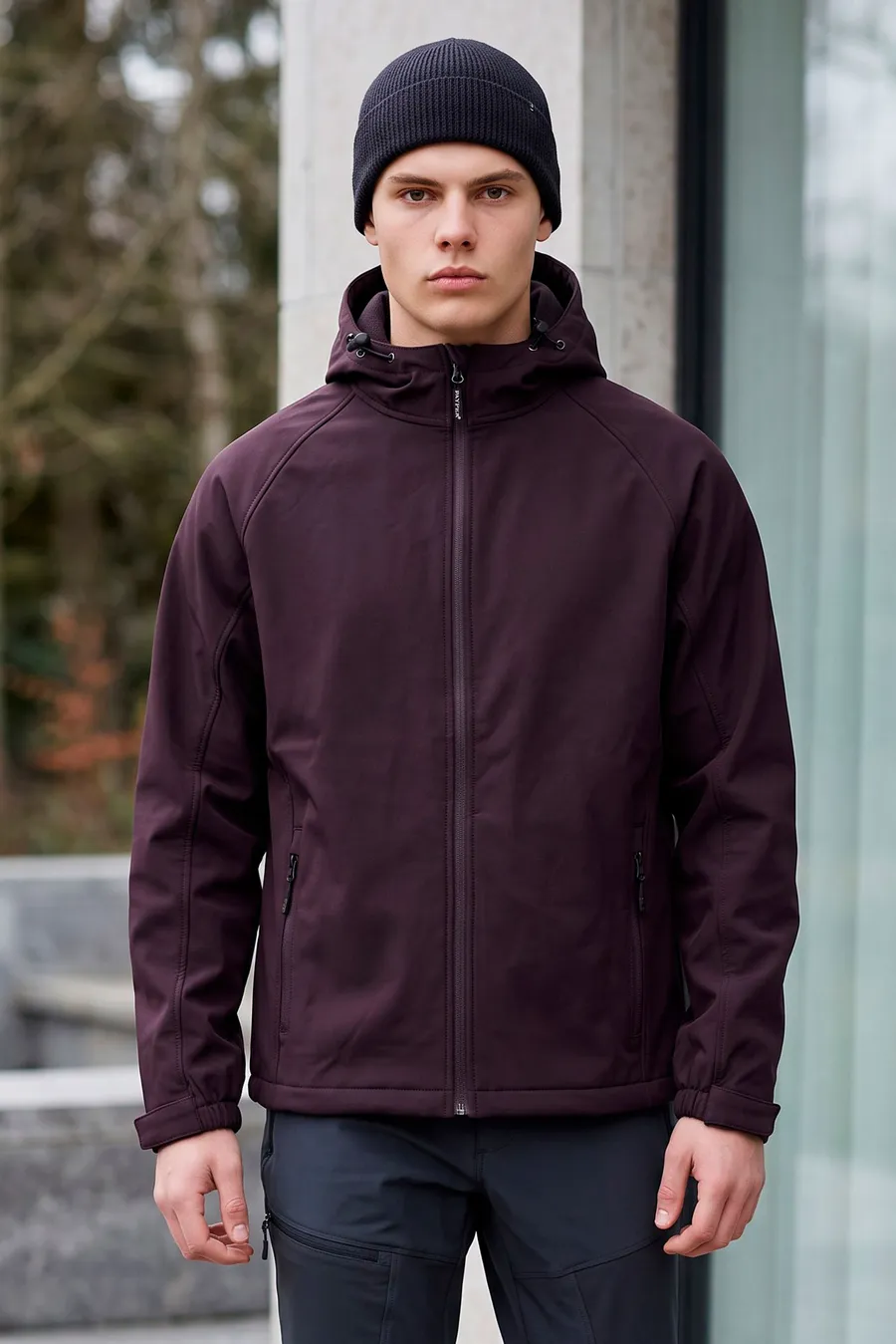 Huppupäinen Gale Softshell Takki päällä, vetoketju kiinni ja vetoketjutaskut edessä.