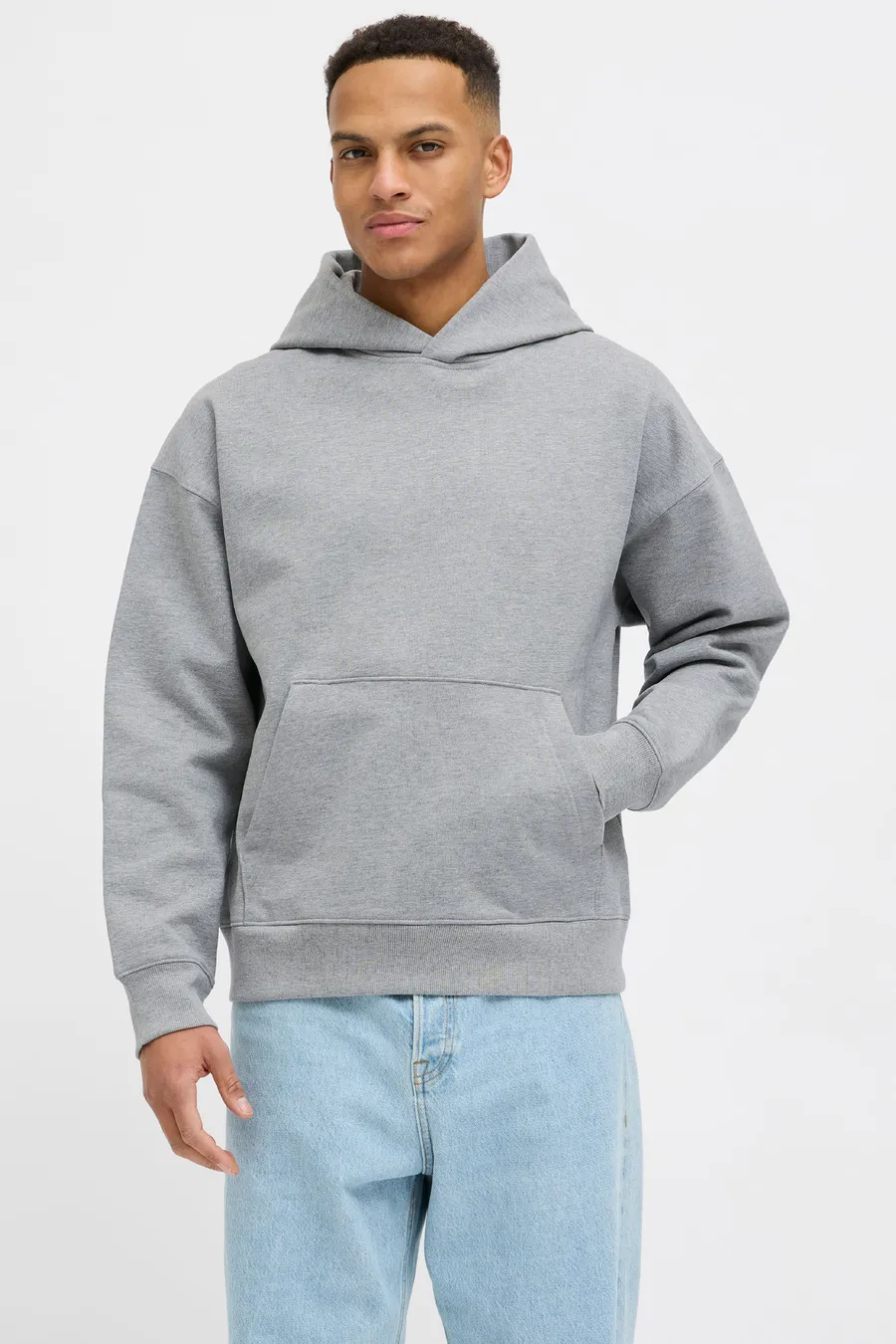Vaaleanharmaa melange Beat Relaxed Fit huppari, jossa huppu ja etutasku, yllä mallilla.