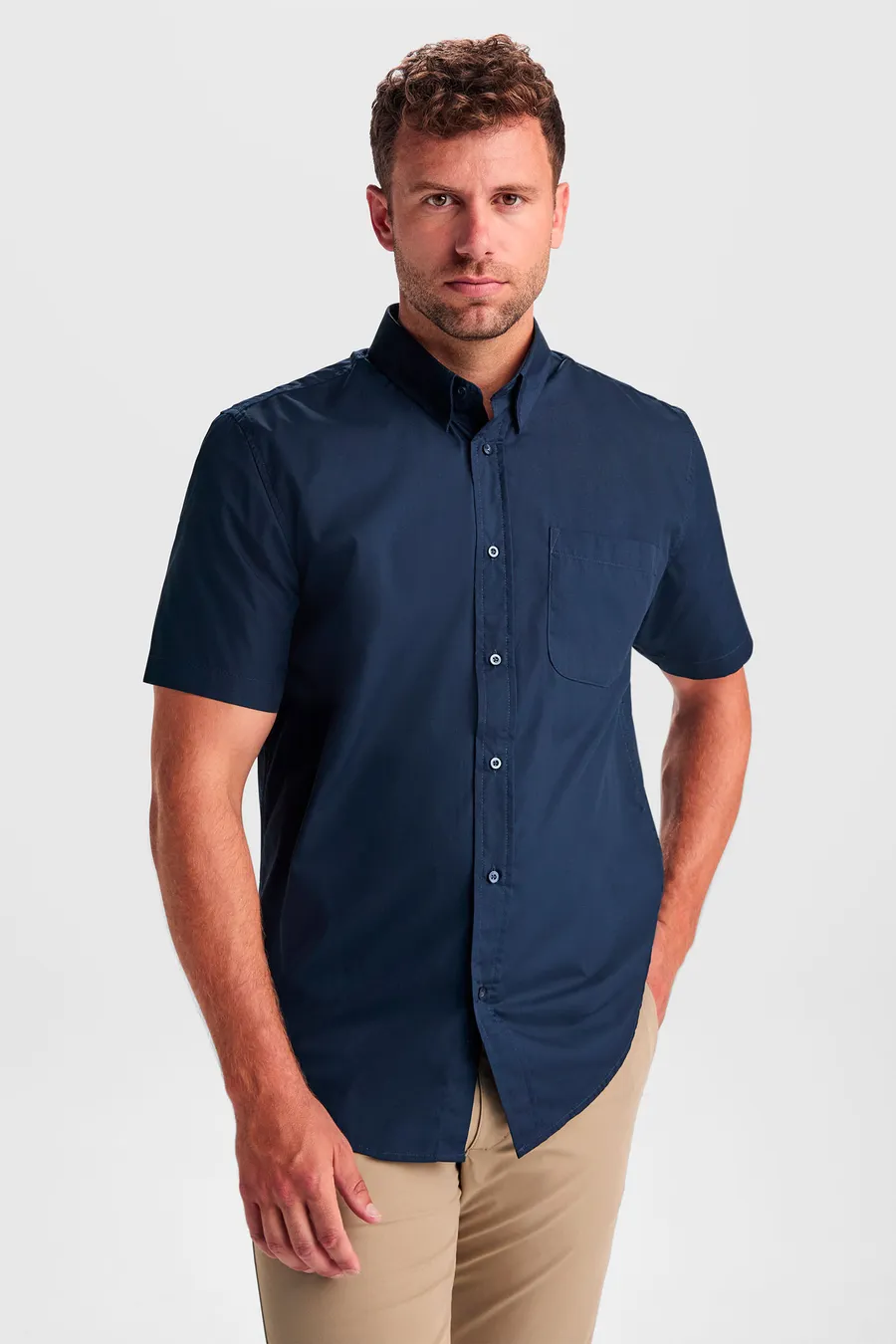 Tummansininen lyhythihainen popliinipaita, jossa button-down-kaulus ja rintatasku.